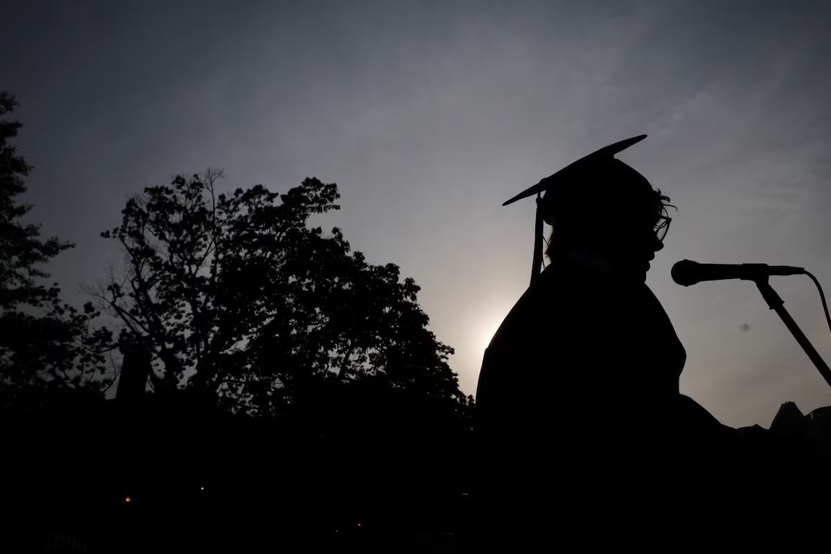 Bang dai hoc bi quay lung hinh anh