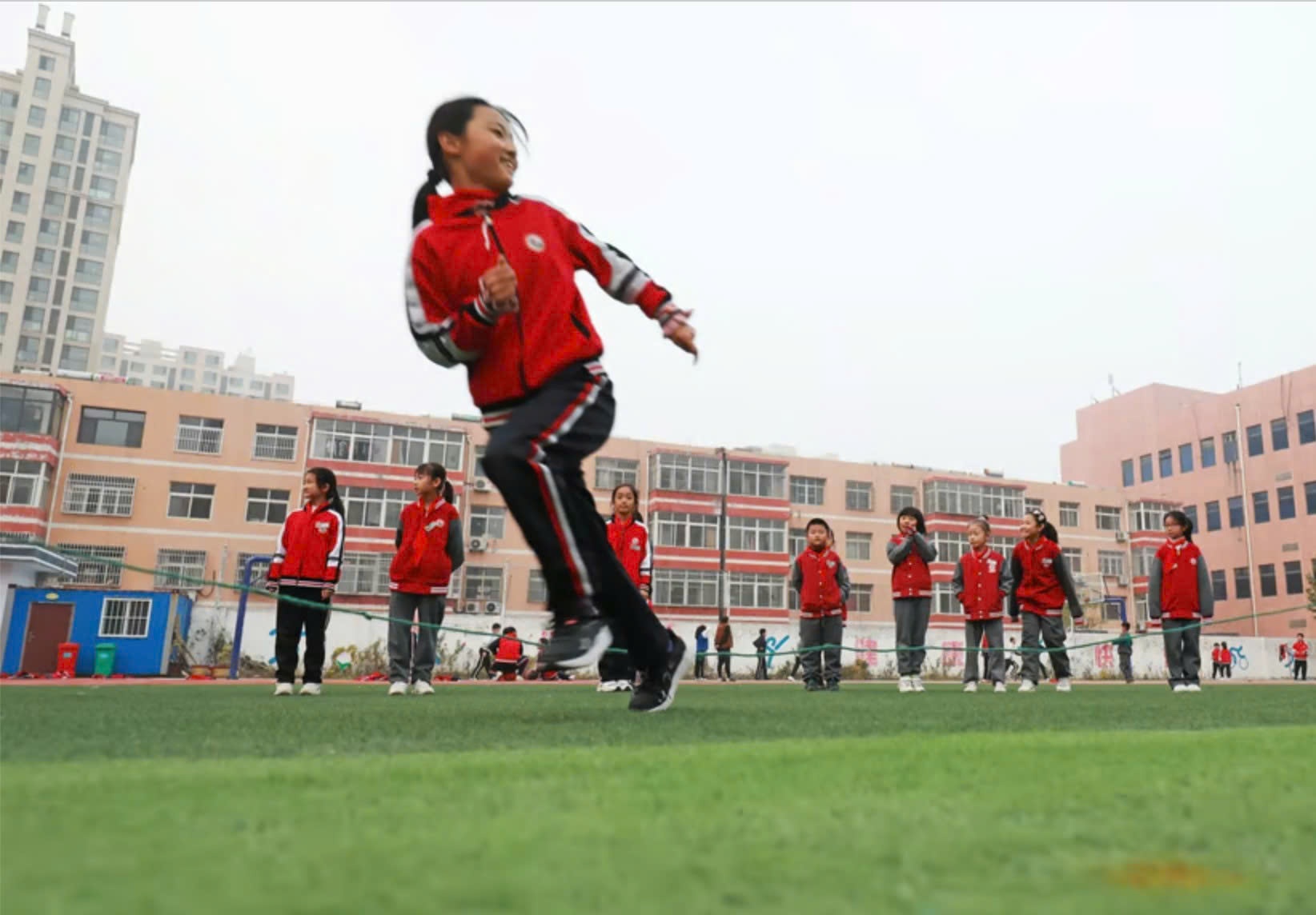 Giao vien Trung Quoc bi dinh chi vi mong hoc sinh bi cum hinh anh