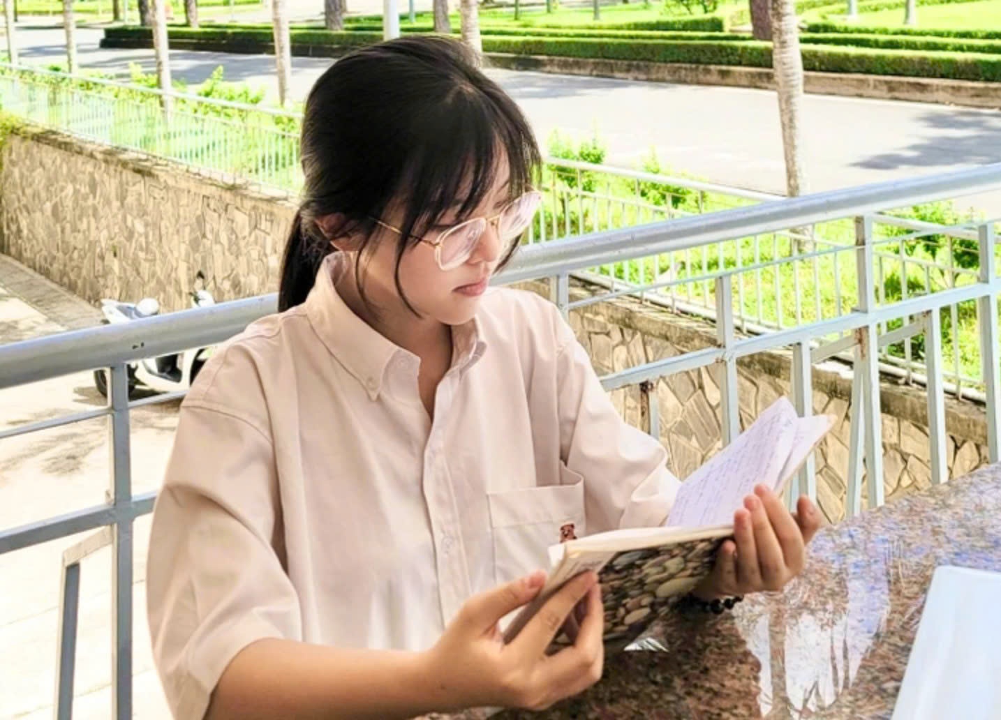 Nu sinh biet minh tot nghiep thu khoa nho loi chuc cua ban hinh anh