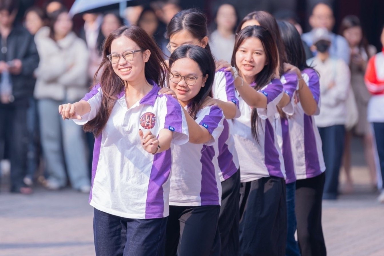 Dai hoc Ngoai thuong li xi moi sinh vien 100.000 dong hinh anh