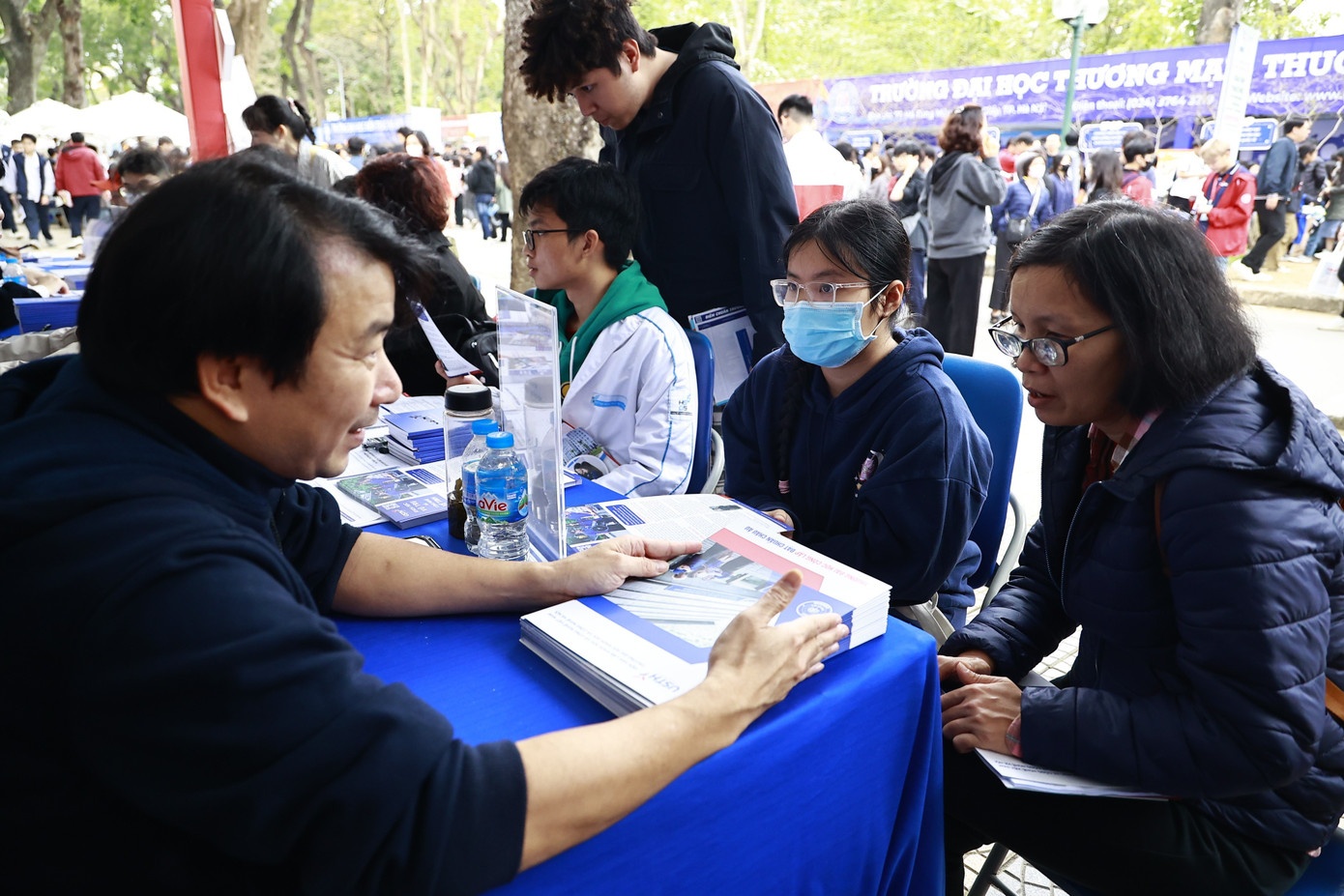 Siet cong diem chung chi ngoai ngu: Co giam bat binh dang? hinh anh