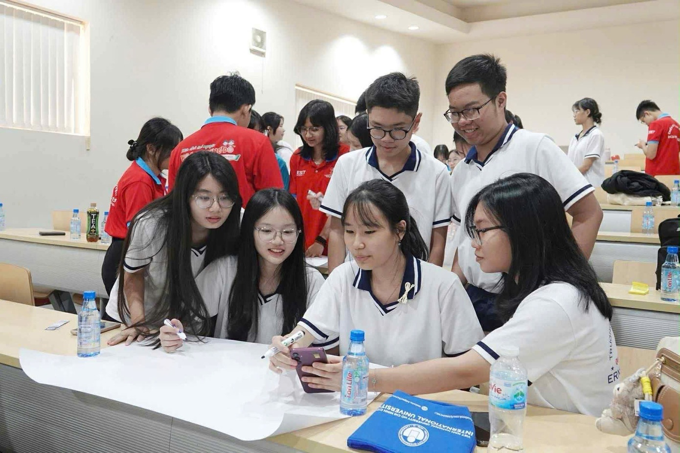 Qua tai truong lop o TP.HCM: Hoc sinh phai hoc 3 ca moi ngay hinh anh