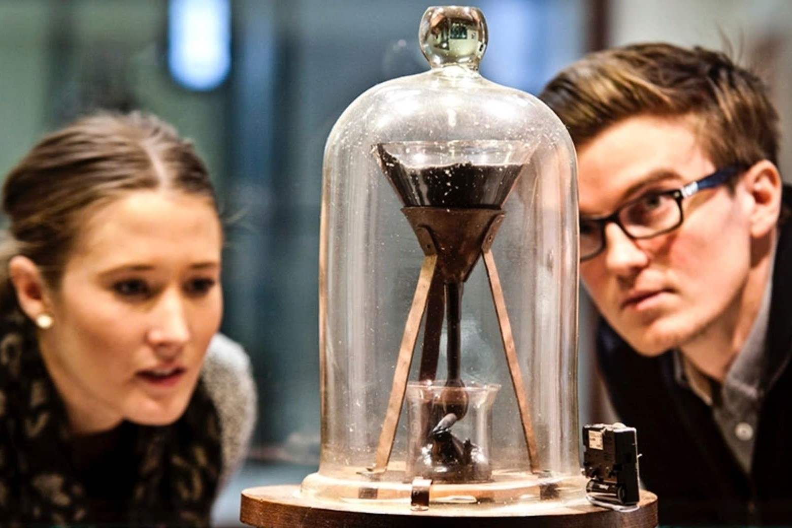 Mot thi nghiem chua dung suot 100 nam qua hinh anh