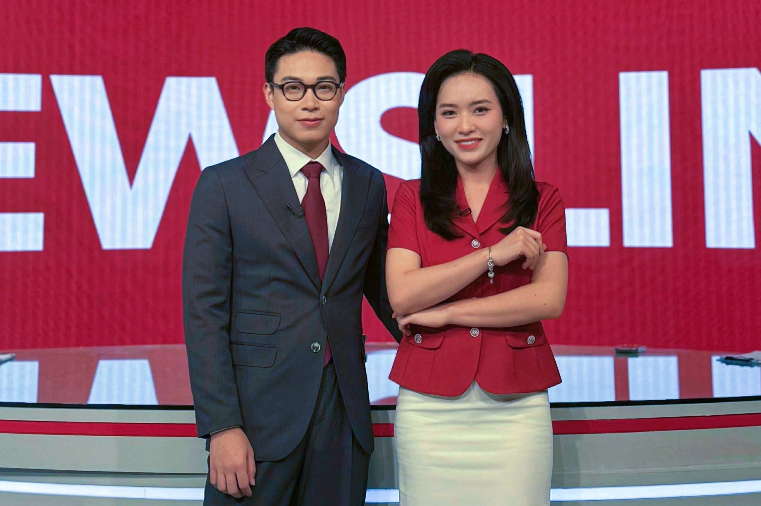 Hai MC tuong thuat khai mac Dai hoi XIV cua Dang bang tieng Anh hinh anh