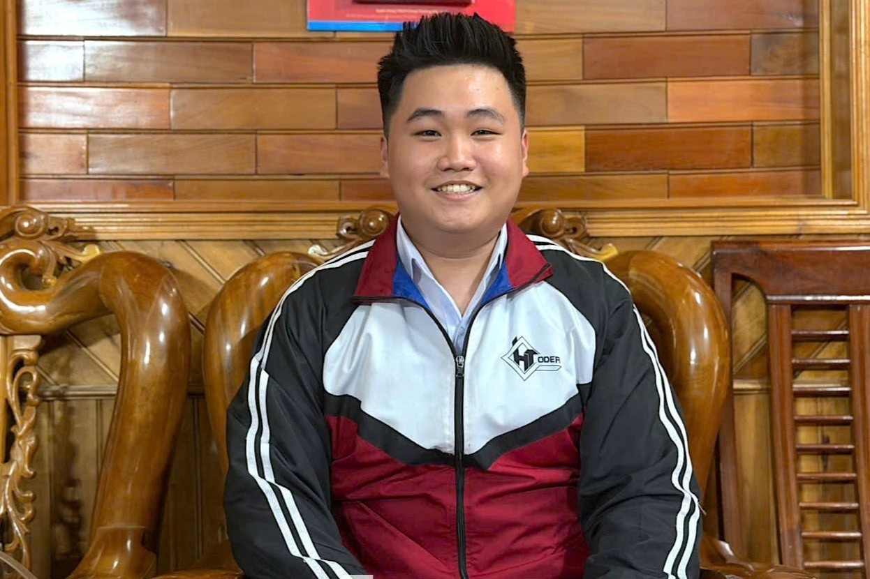 Nam sinh truong mien nui gianh giai nhi quoc gia mon Tin hoc hinh anh