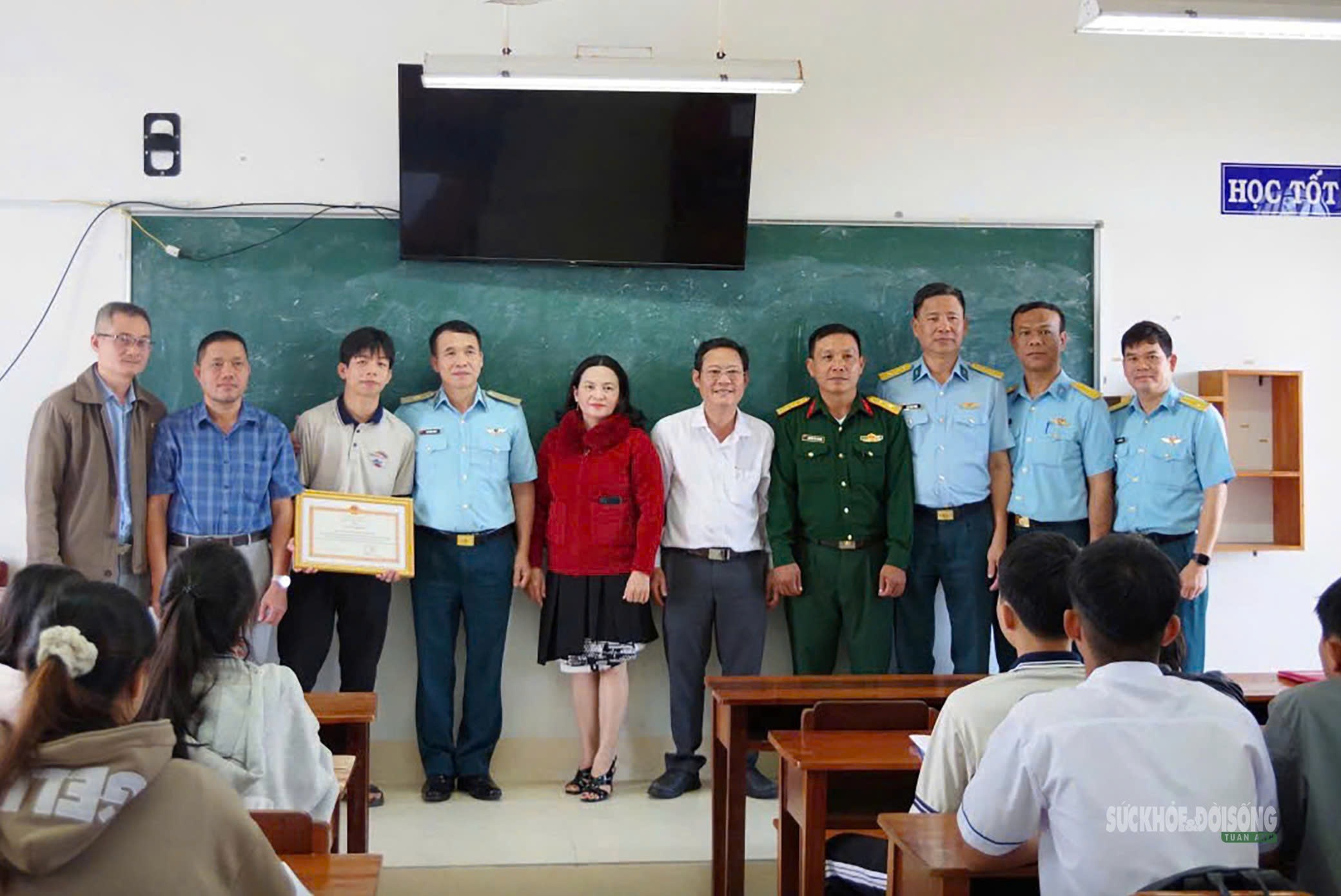 Khen thuong hoc sinh lop 11 vi hanh dong cuu nan phi cong hinh anh