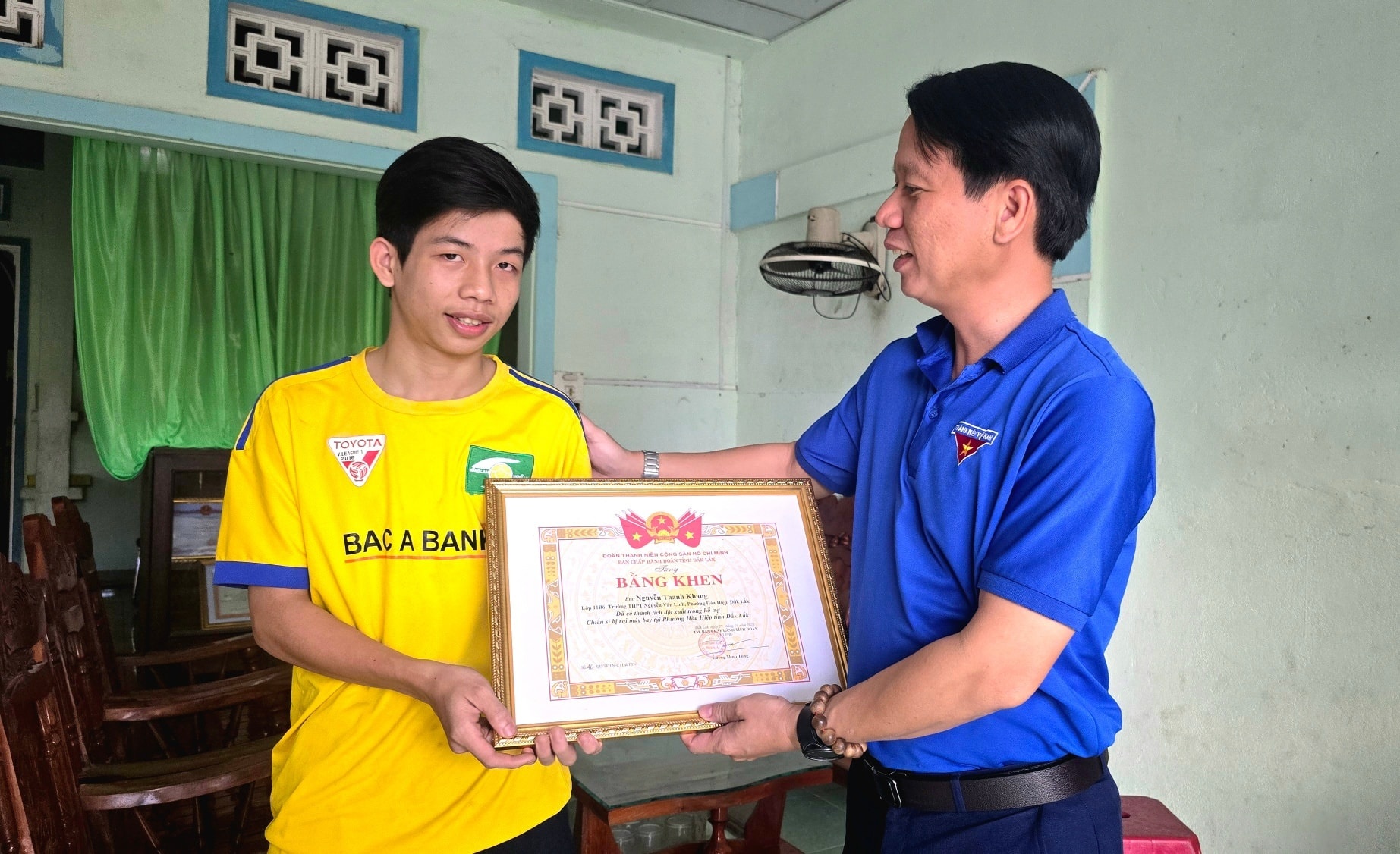 Tang bang khen nam sinh ho tro phi cong sau vu roi may bay o Dak Lak hinh anh