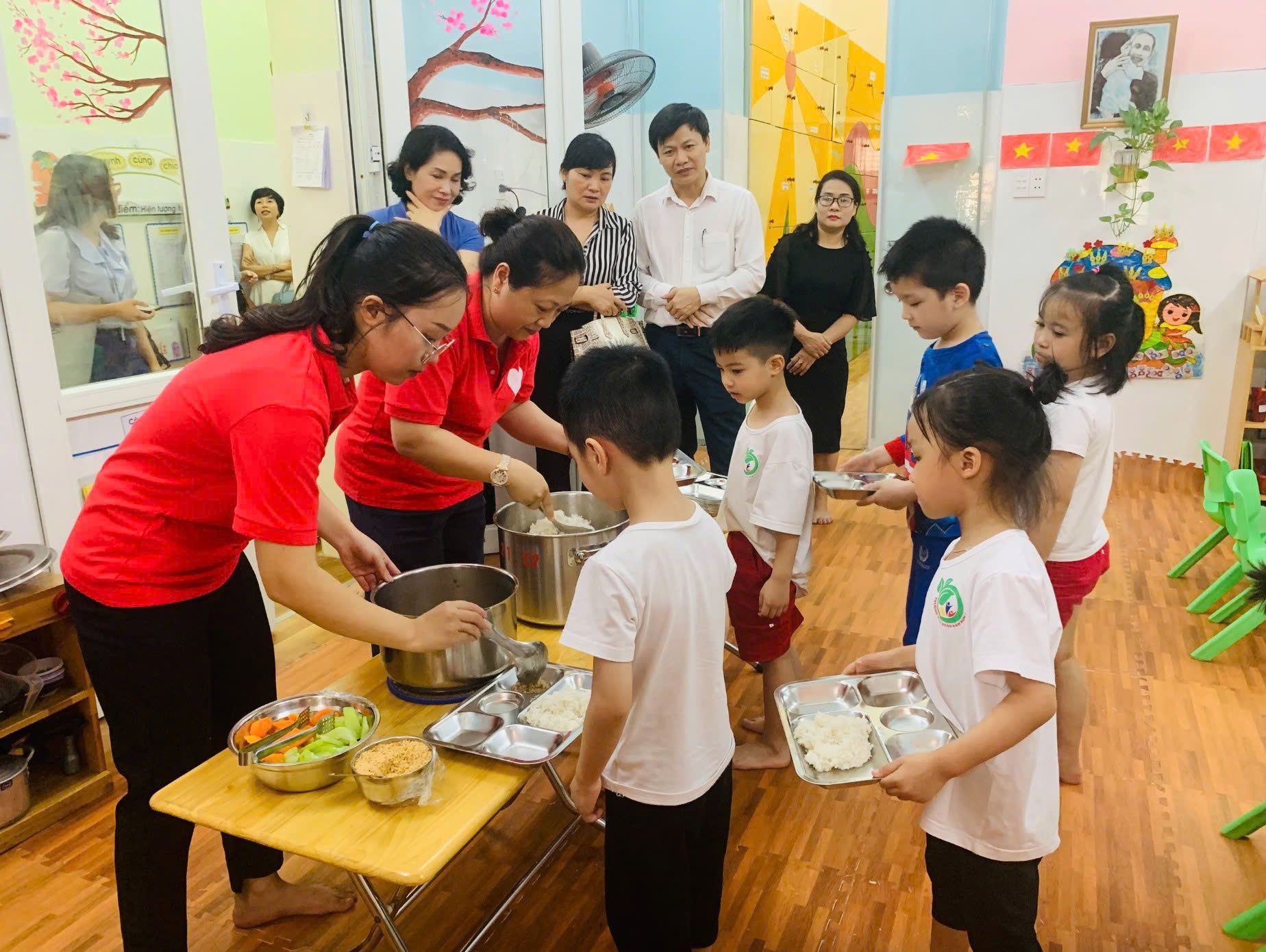 Quan ly bep an ban tru va trach nhiem cua nha truong hinh anh