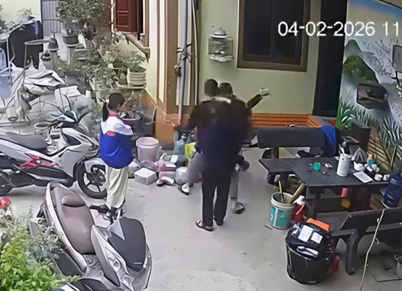 Clip bo lao den nha tat ban con va cau hoi: Lam gi neu con bi ban danh hinh anh