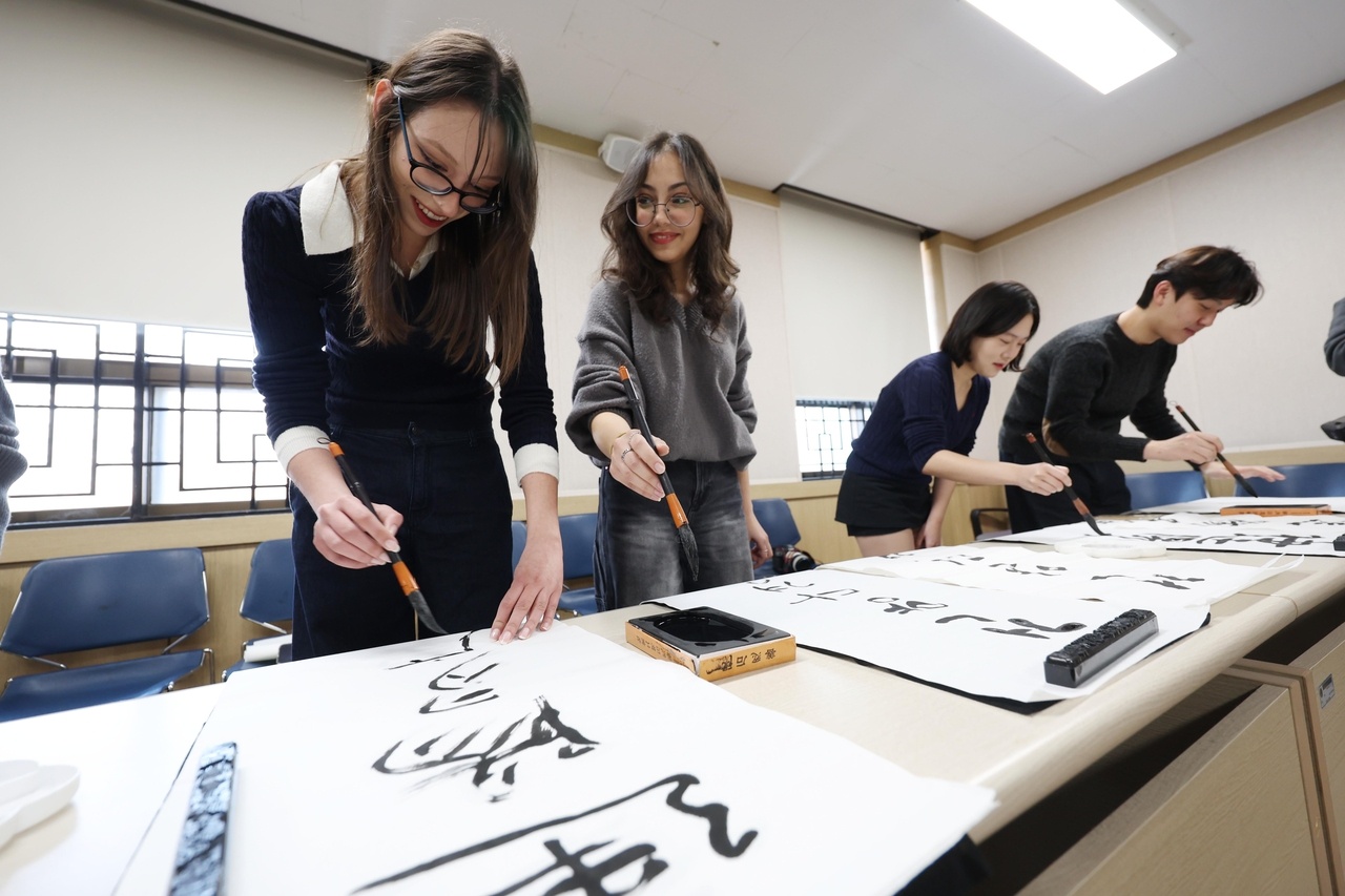 Siet visa 20 dai hoc Han Quoc vi quan ly sinh vien yeu kem hinh anh