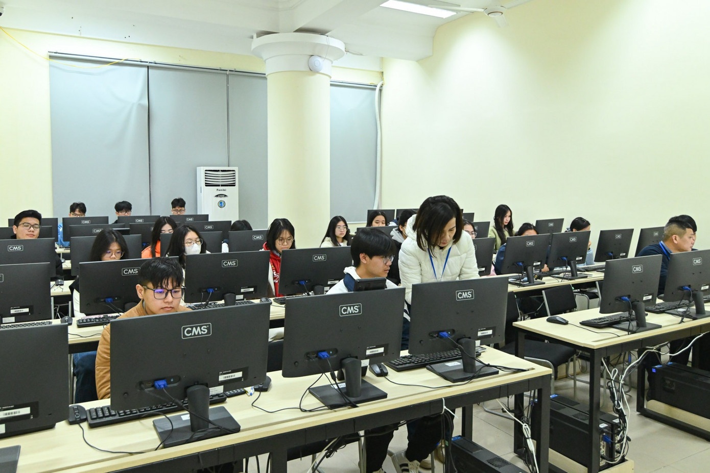 Thi tot nghiep THPT tren may tinh: Nhieu thach thuc hinh anh