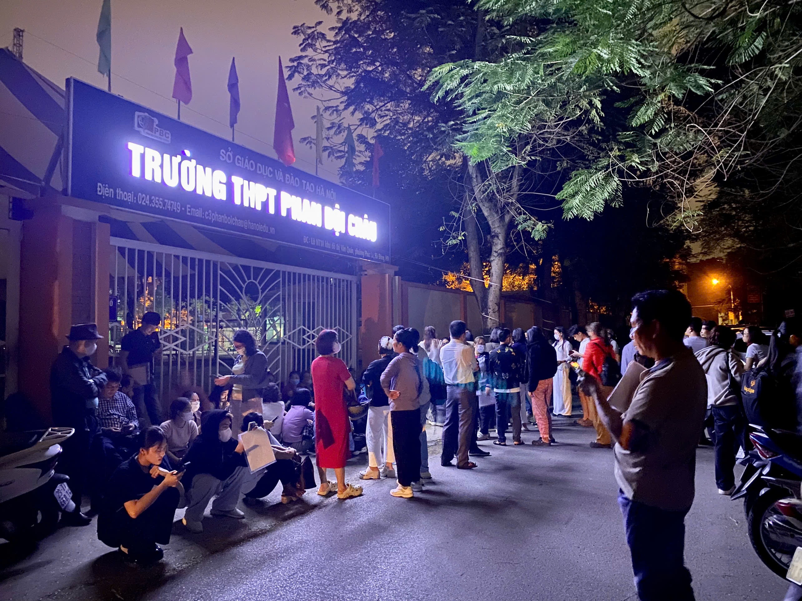 Hang tram phu huynh xep hang gianh suat vao lop 10 cho con hinh anh