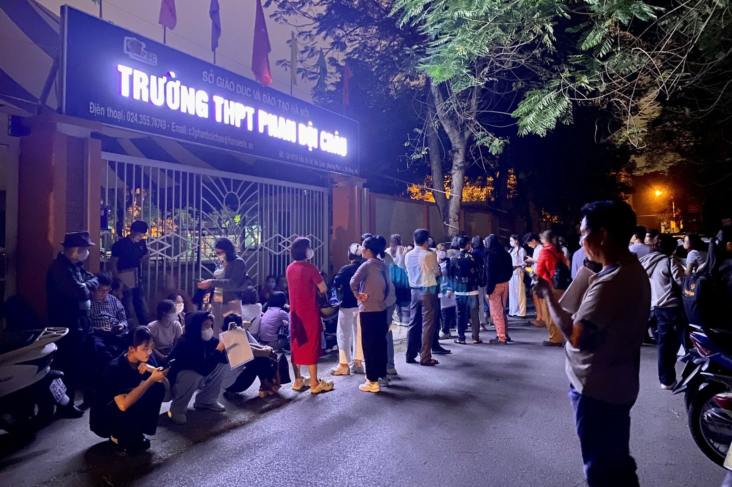 Phu huynh xep hang tu nua dem giu cho: So GD&DT yeu cau hoan tien hinh anh