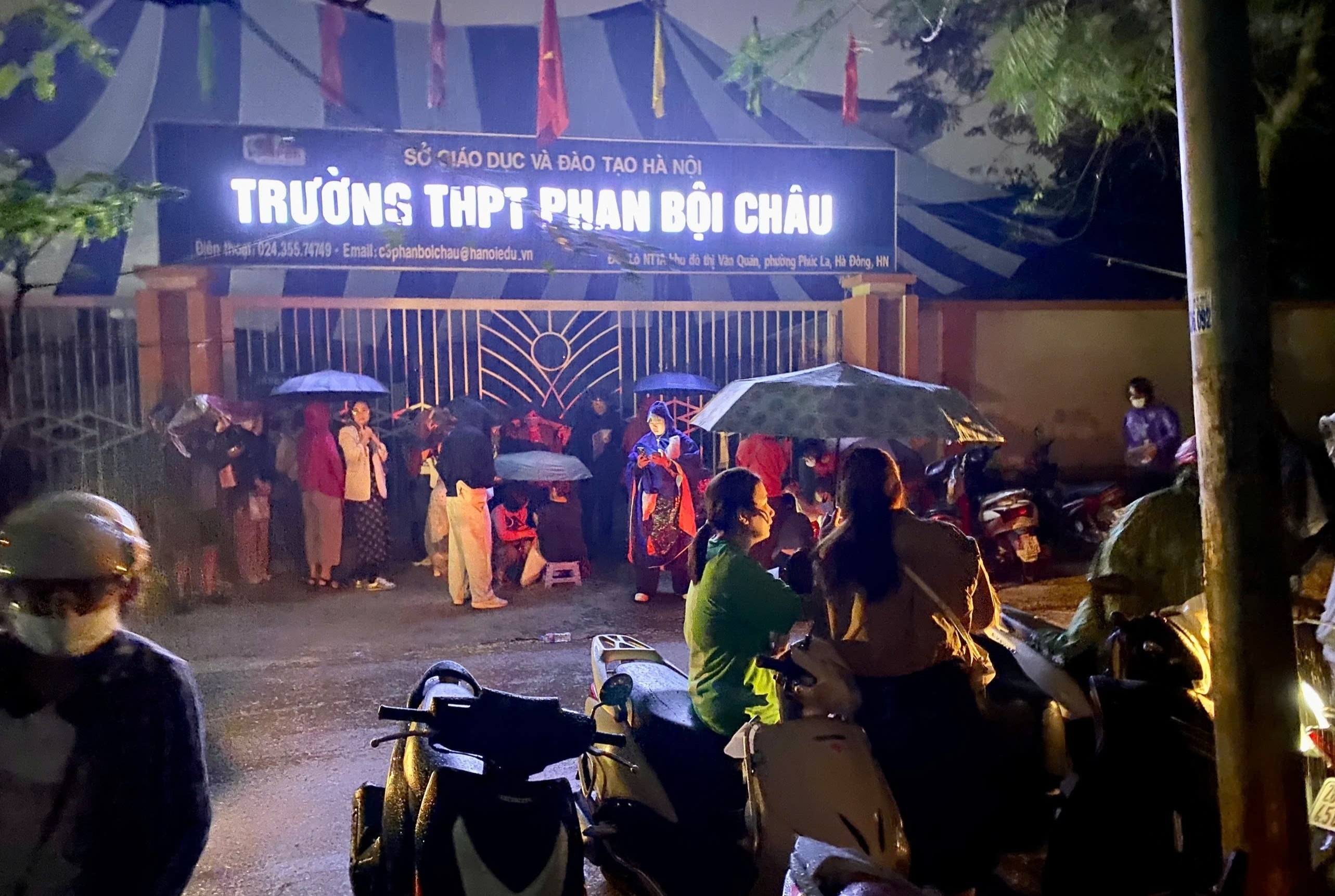 Phu huynh xep hang tu nua dem giu cho, hieu truong len tieng hinh anh