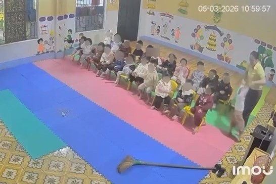 Giao vien mam non bi cho nghi viec vi be xoc, lac manh tre hinh anh