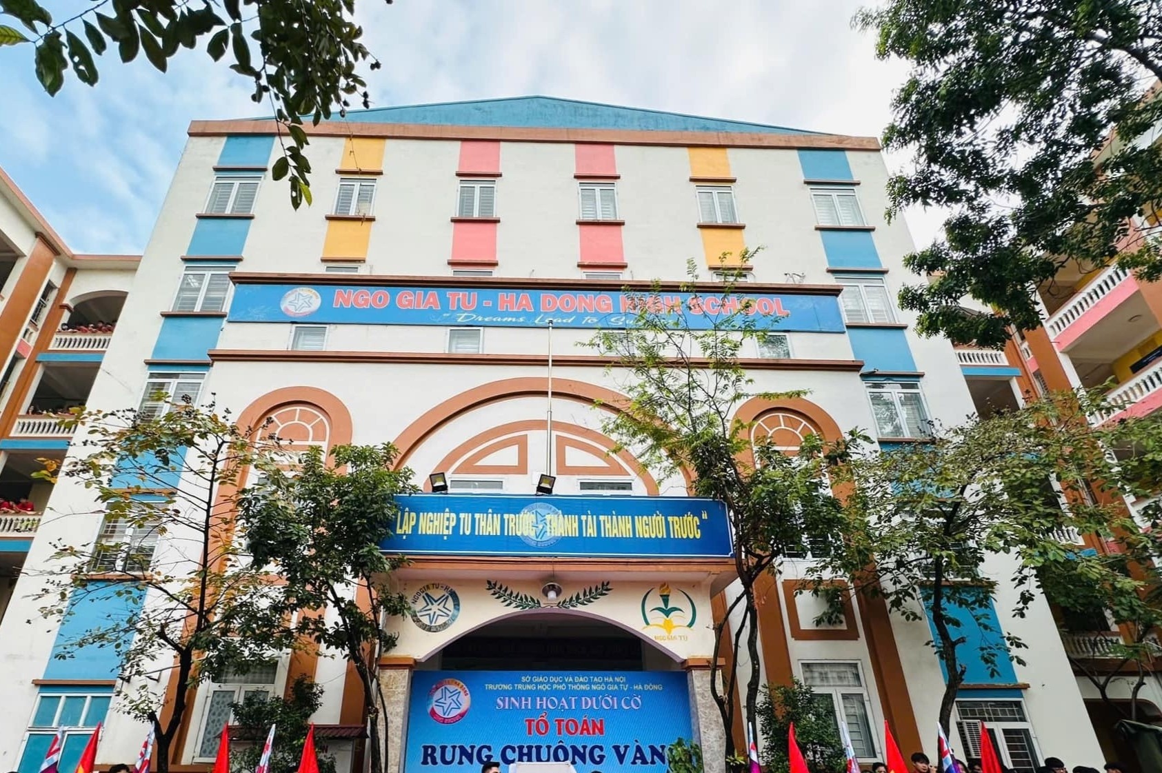 Hai nu sinh Ha Noi dung AI ghep anh, bao luc mang ban hoc hinh anh