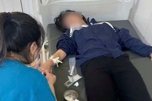 Vu hoc sinh uong thuoc tru sau: Hieu truong phu nhan bao luc hoc duong hinh anh