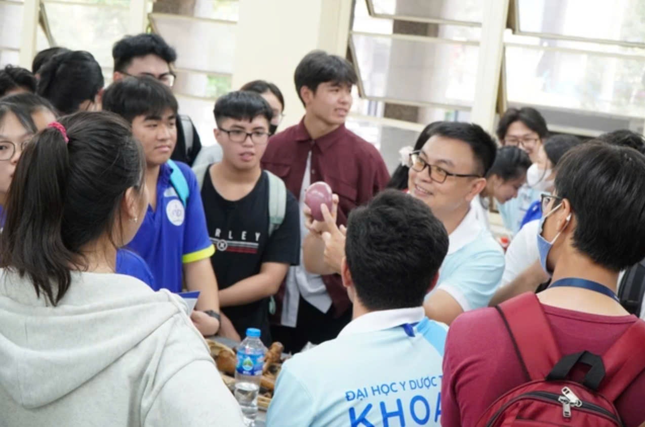 Tuyen thang dai hoc khoi nganh suc khoe co ap nguong diem san? hinh anh