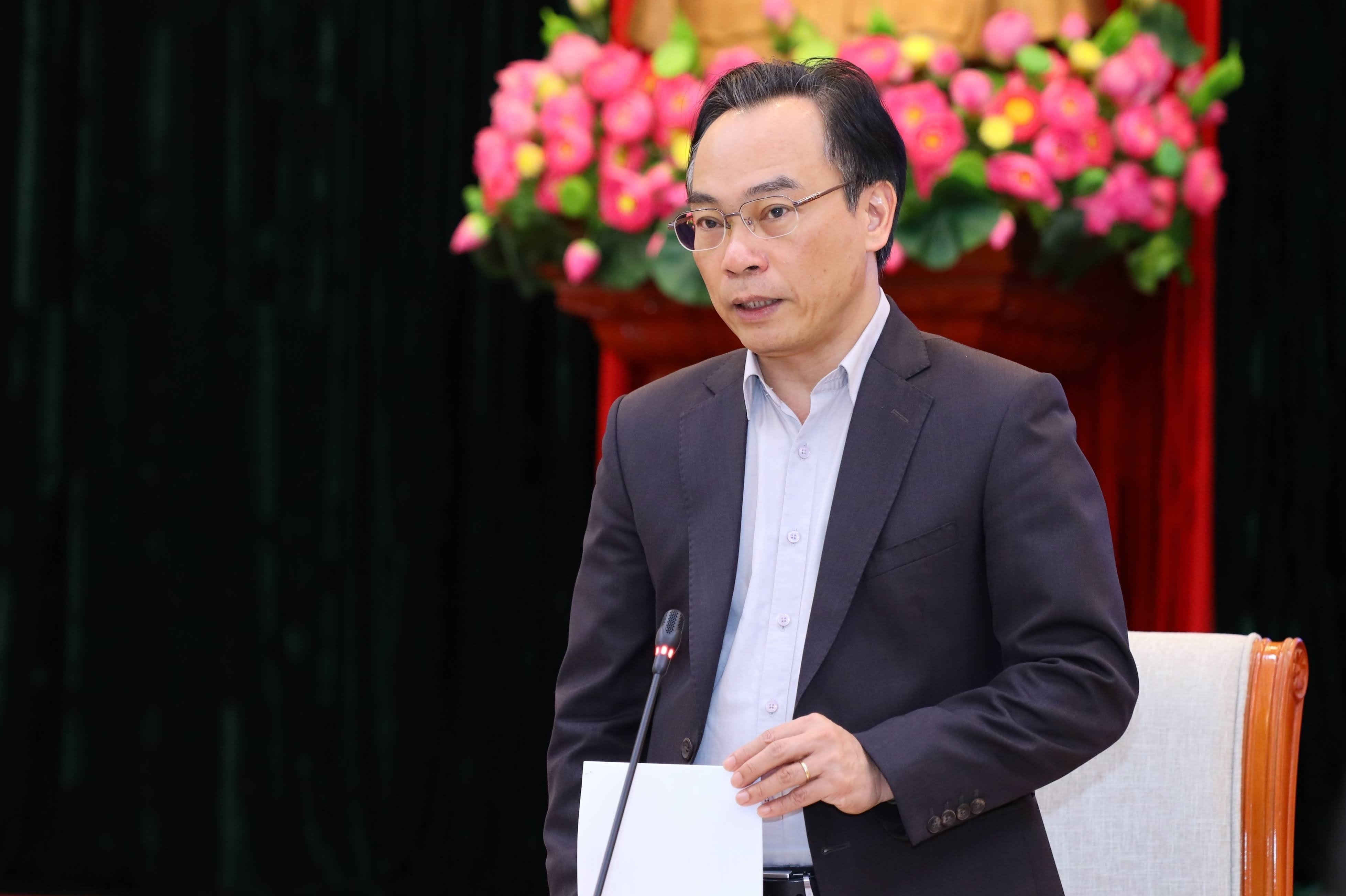 Quyen Bo truong GD&DT tra loi ve viec bo bang tot nghiep THCS hinh anh