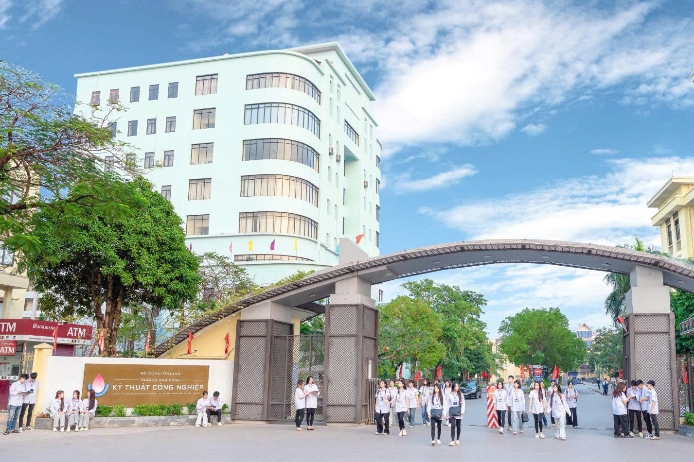 Sinh vien to bi ep thuc tap tu 7h50 toi 19h50: Nha truong noi gi? hinh anh