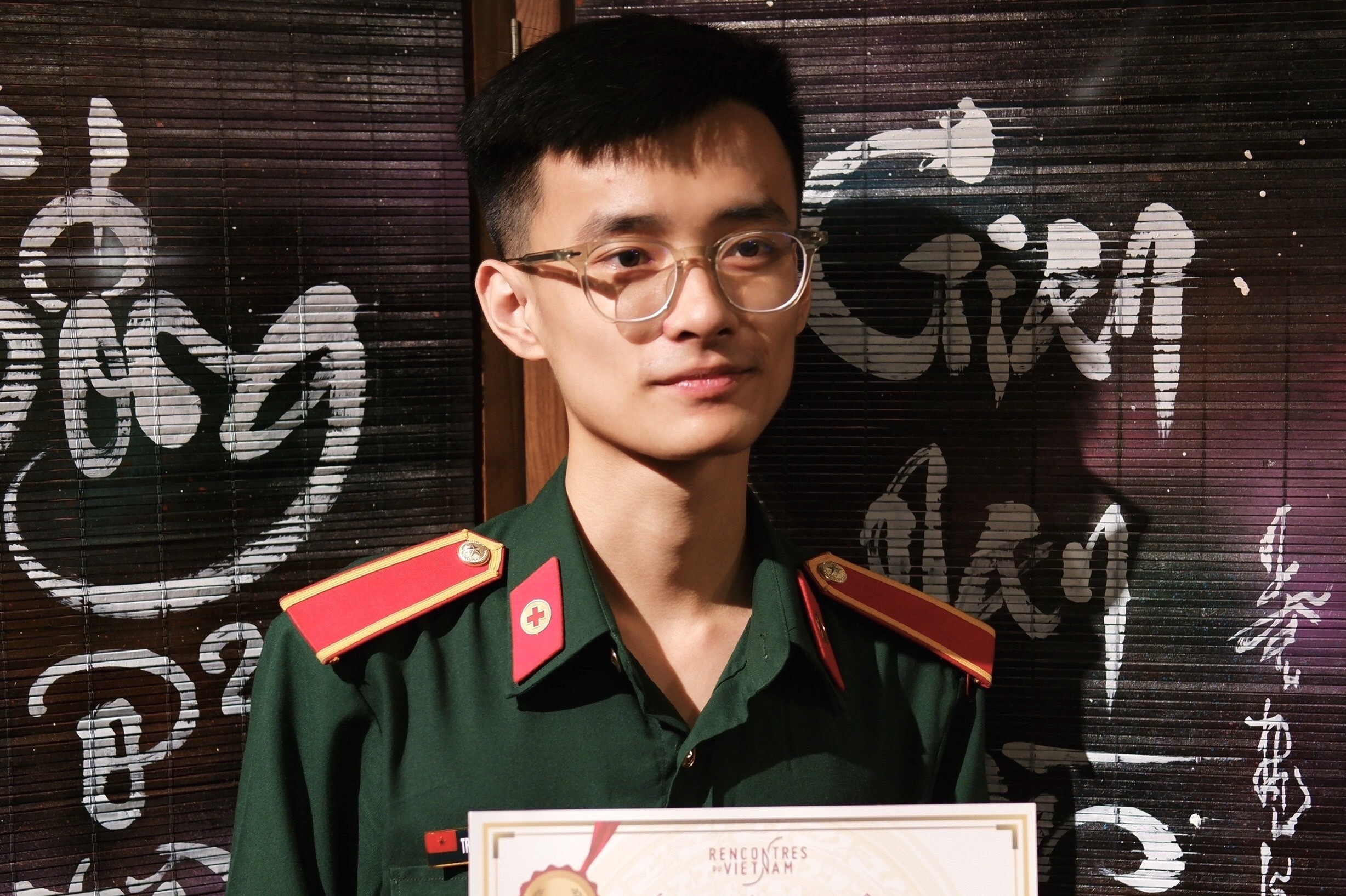 Thu khoa dau ra, chang trai 25 tuoi duoc phong ham thuong uy hinh anh