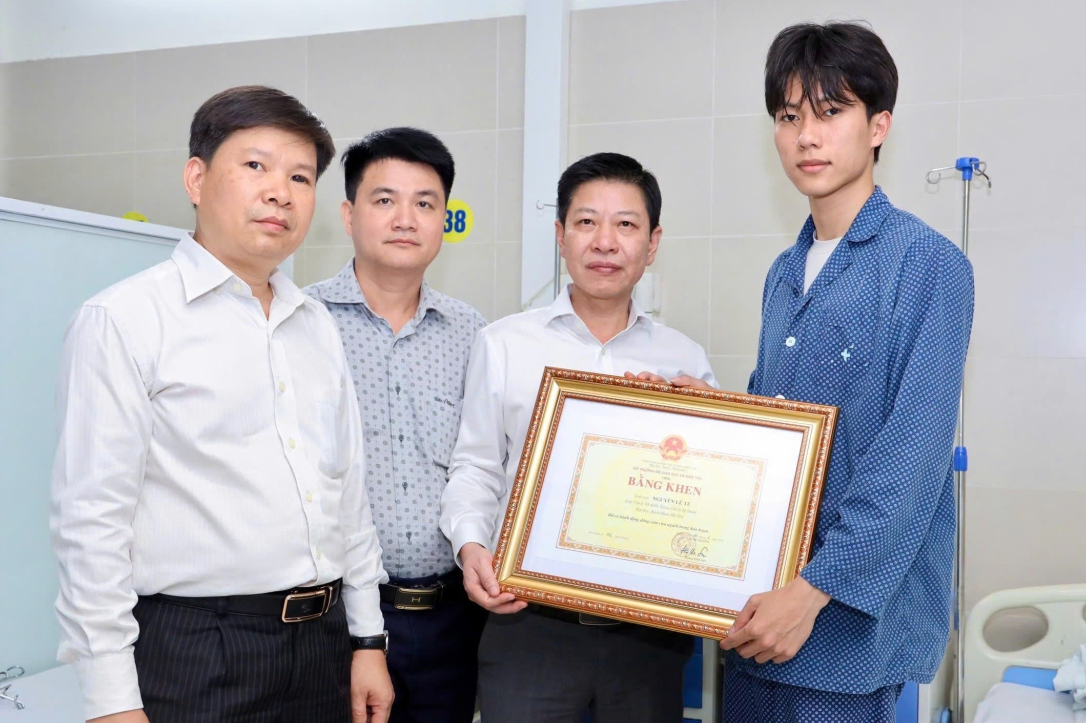 Quyen Bo truong GD&DT tang bang khen nam sinh cuu nguoi trong dam chay hinh anh