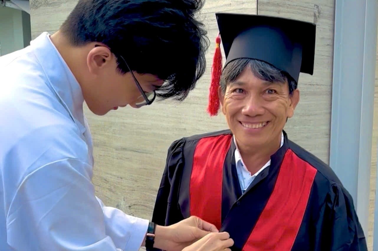 Nguoi cha bai liet chay xe om 30 nam nuoi 4 con thanh bac si, ky su hinh anh