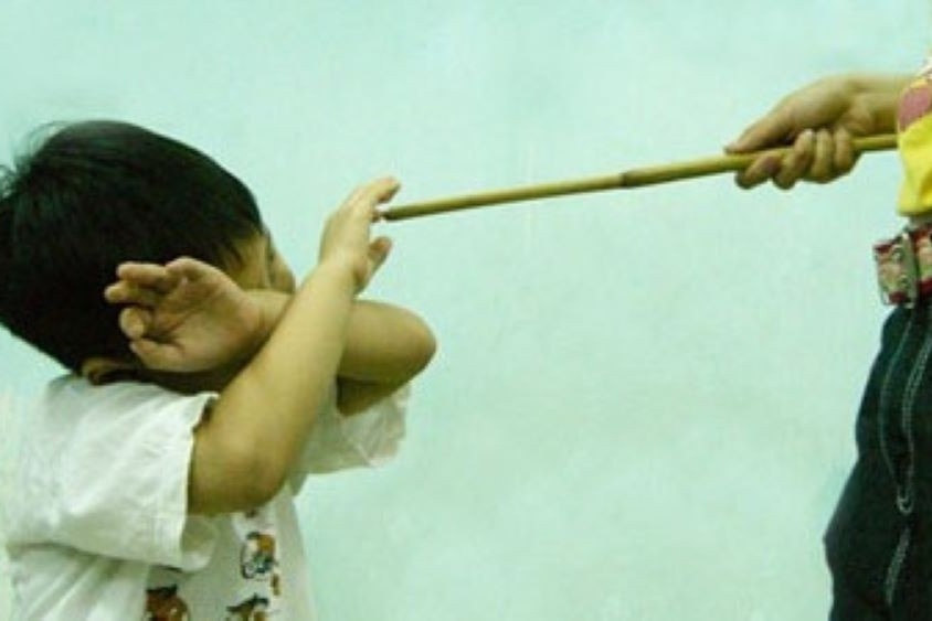 Phu huynh Ca Mau tu vao truong danh hoc sinh 10 roi theo giao keo' hinh anh