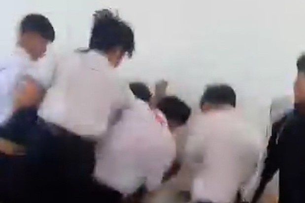 Nhom hoc sinh lop 8 danh ban nhap vien hinh anh