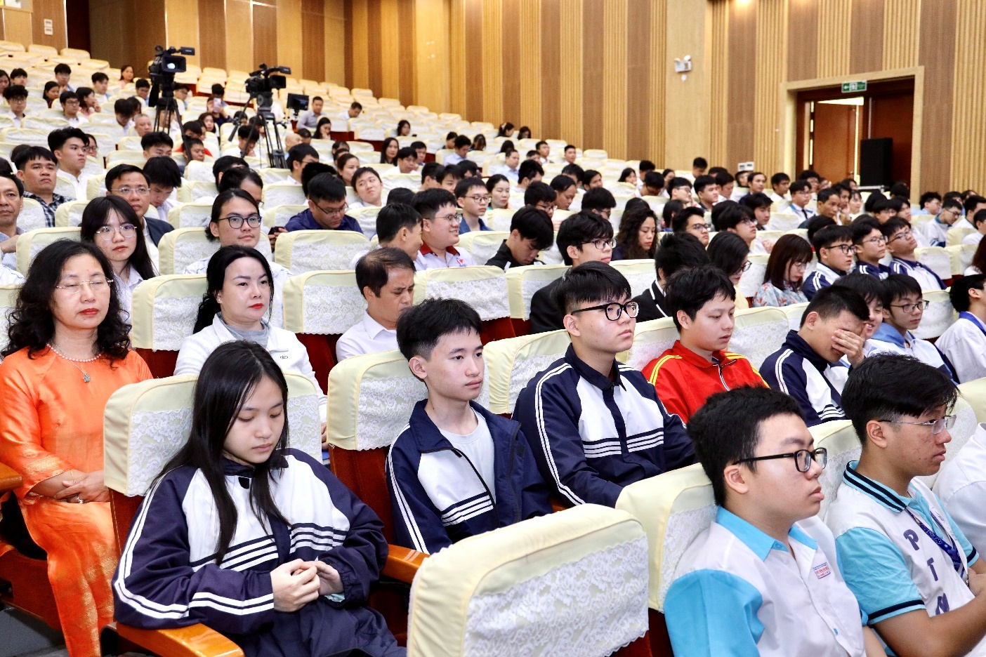 Viet Nam chot 37 hoc sinh vao doi tuyen thi Olympic khu vuc, quoc te hinh anh