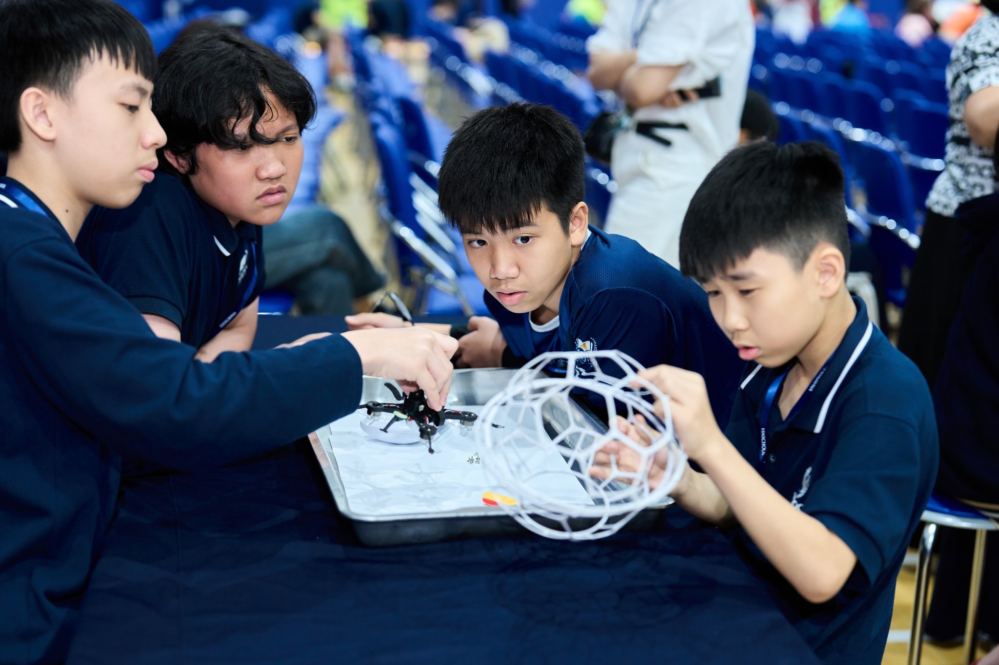 Thi truong trai he bat dau nong, co khoa gan 200 trieu dong hinh anh