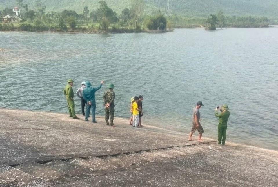 Hoi chuong canh bao khi lien tiep xay ra cac vu hoc sinh duoi nuoc hinh anh