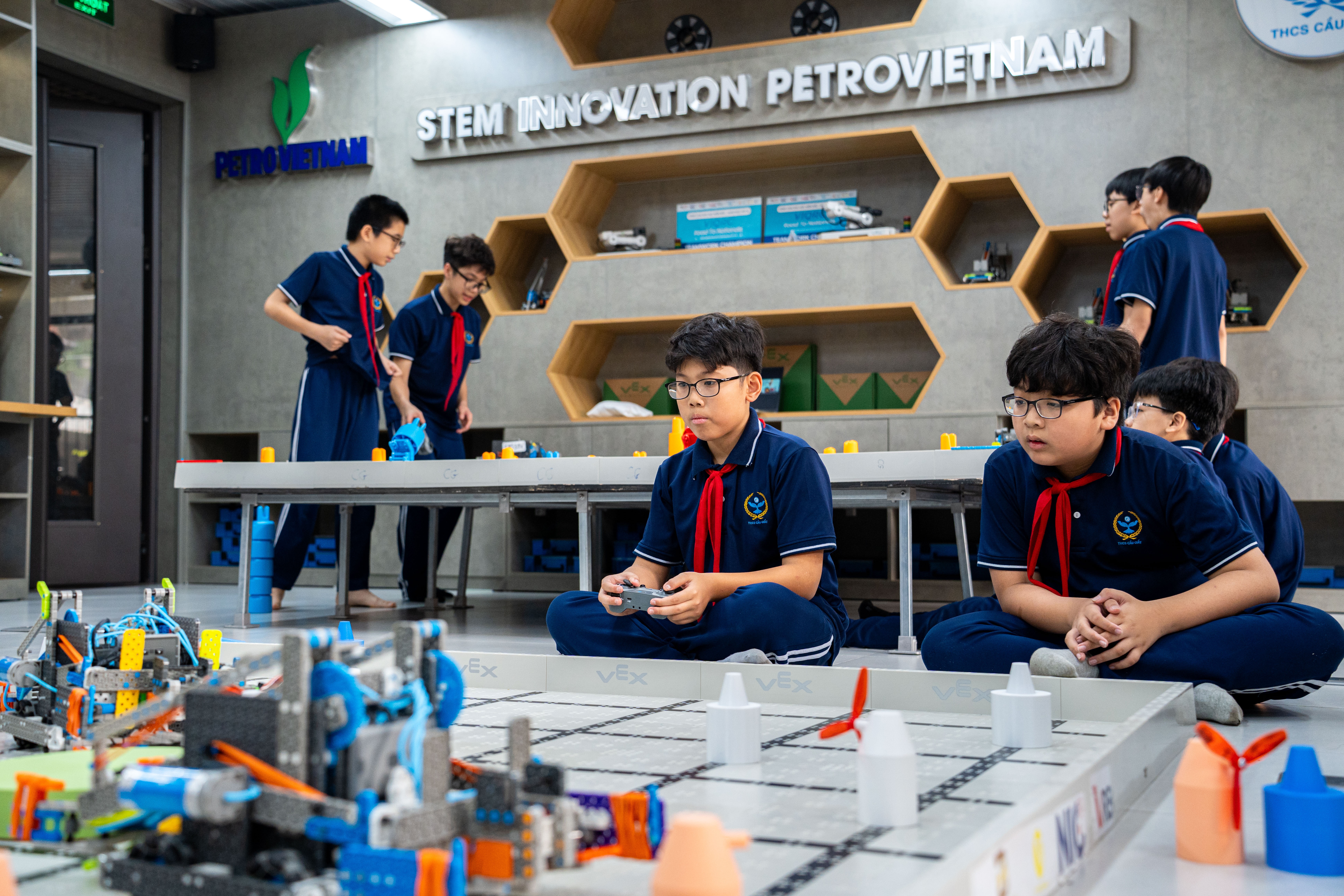 Ben trong phong lap rap robot cua truong THCS top dau Ha Noi hinh anh