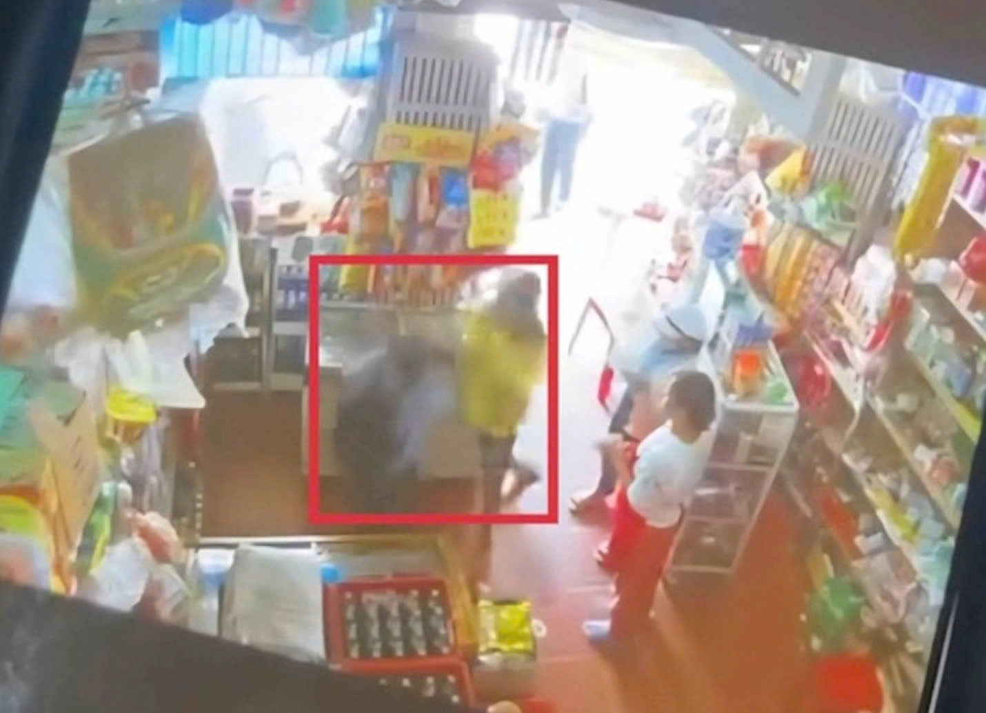 Lam ro thong tin hoc sinh bi danh tai tiem tap hoa hinh anh