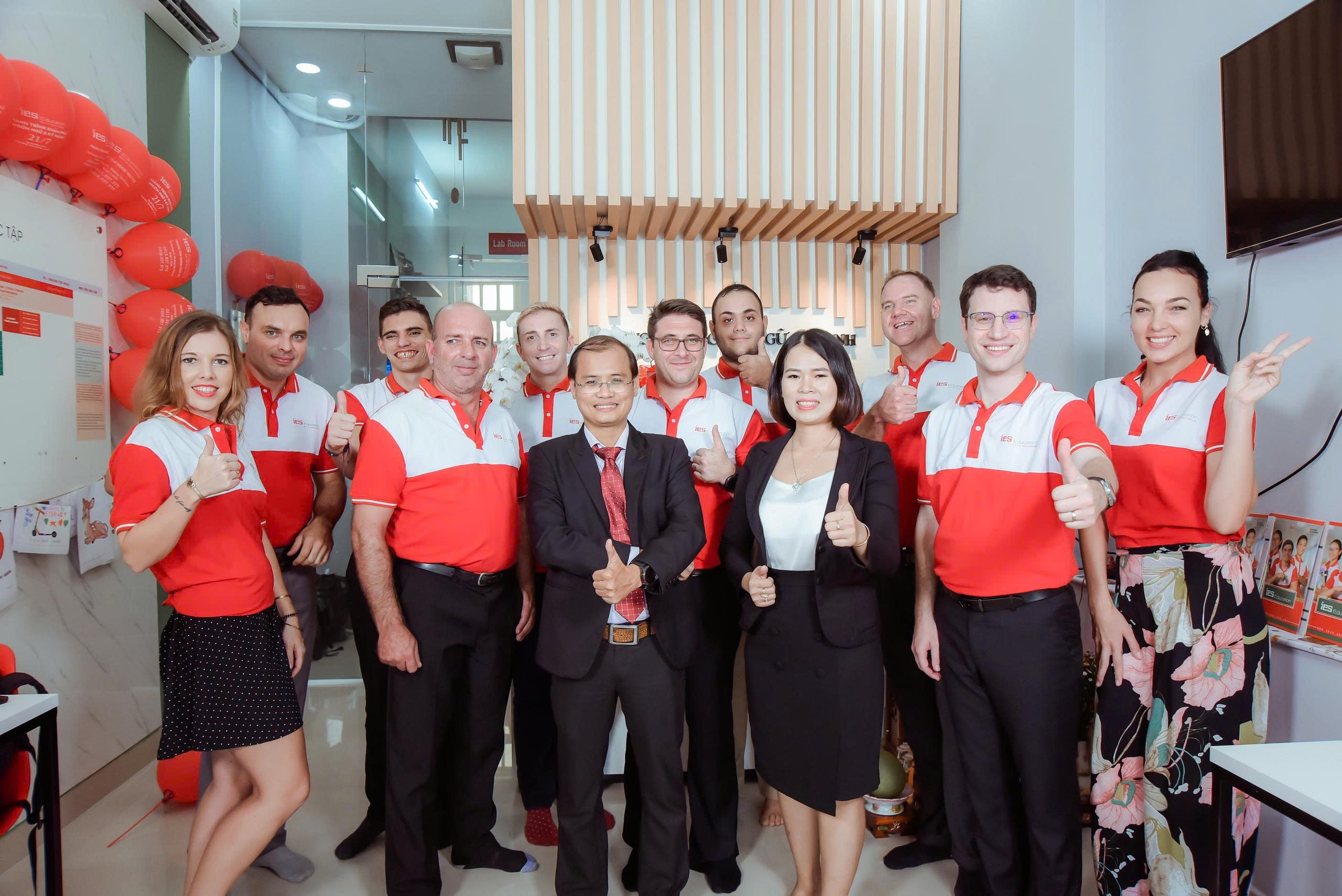 Giao vien ban ngu: Go 'nut that' dua tieng Anh thanh ngon ngu thu hai hinh anh