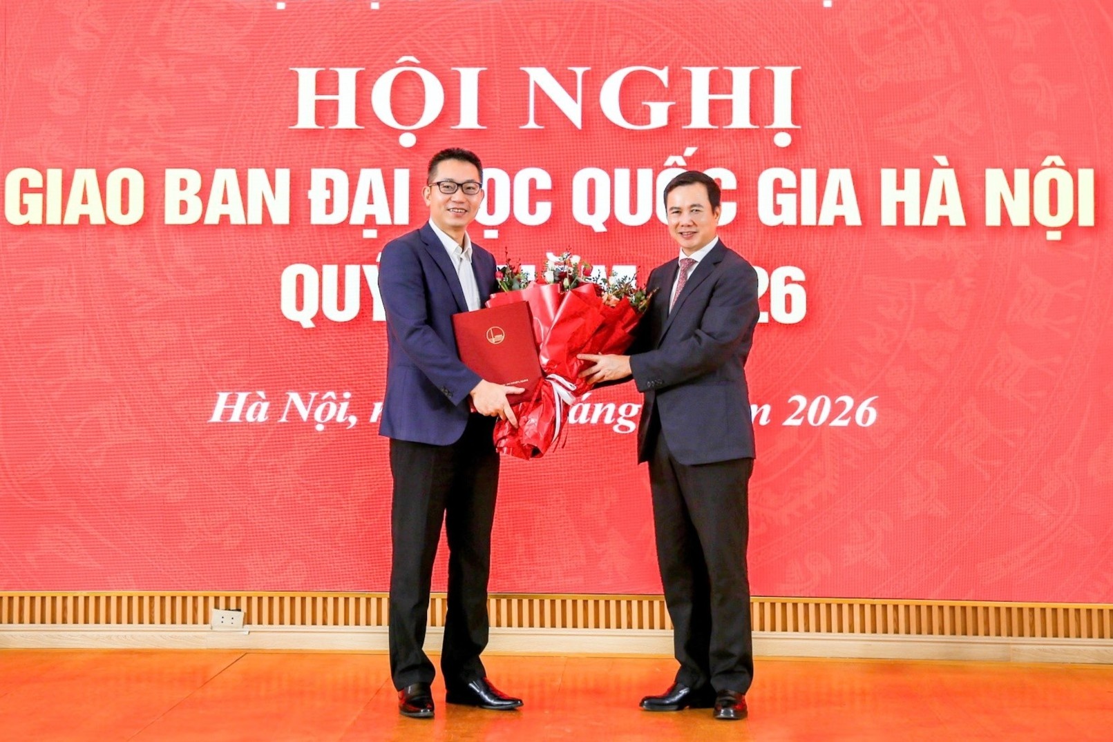 Ong Nguyen Hoang Oanh lam hieu truong Dai hoc Viet Nhat hinh anh