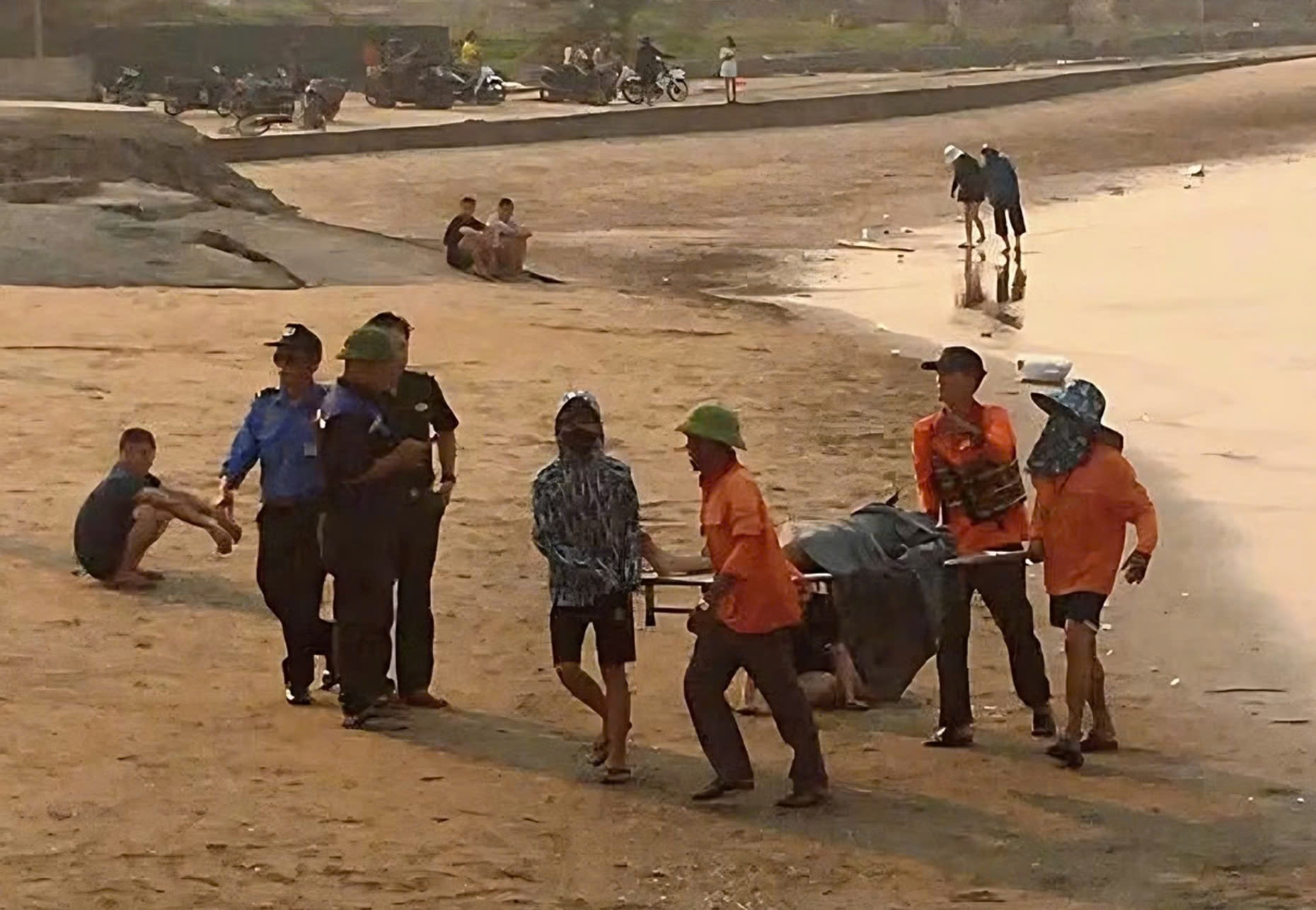 Lao vao dong nuoc xoay, nam sinh lop 10 cuu hai nguoi thoat nan hinh anh