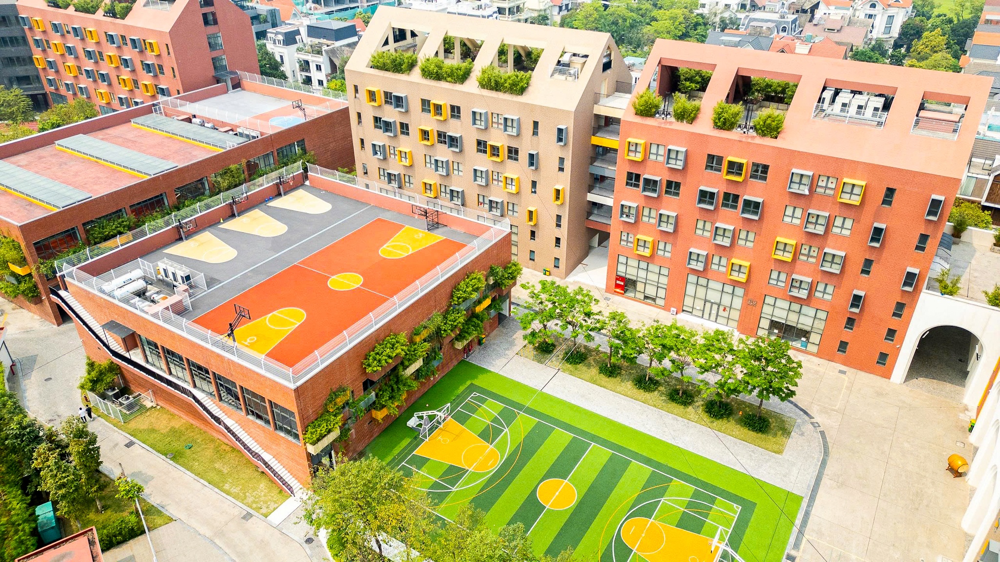 Ben trong truong hoc co 5 cong doc dao o Ha Noi hinh anh