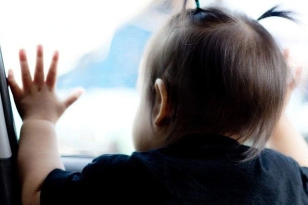 Be gai 2 tuoi tu vong sau nhieu gio bi bo quen tren oto hinh anh