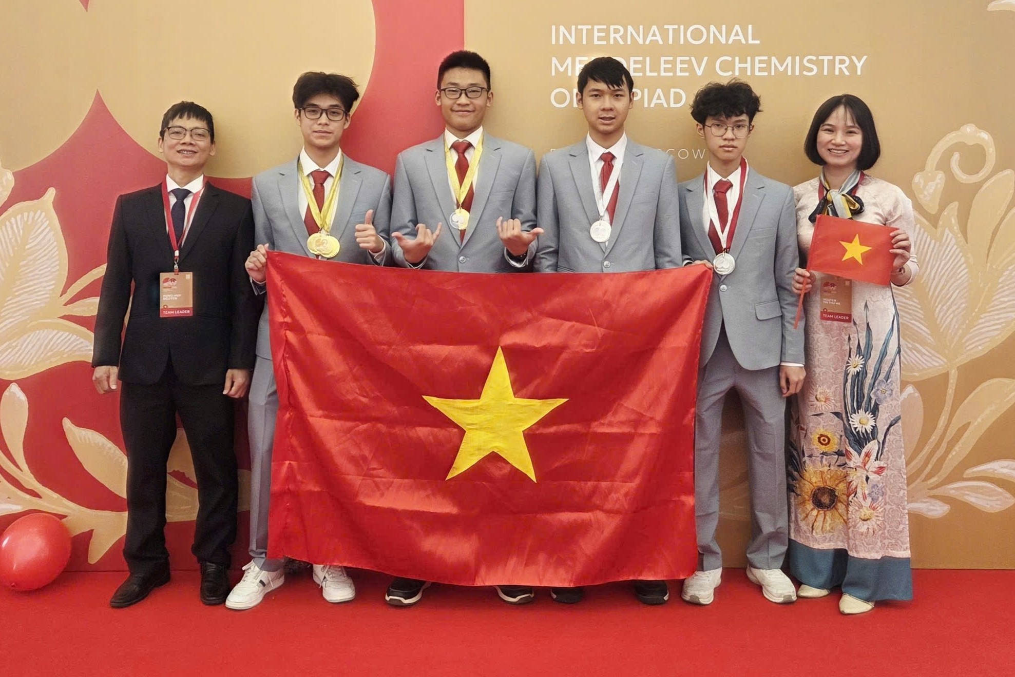 Hoc sinh Viet dung thu 2 tai Olympic Hoa hoc Quoc te Mendeleev hinh anh