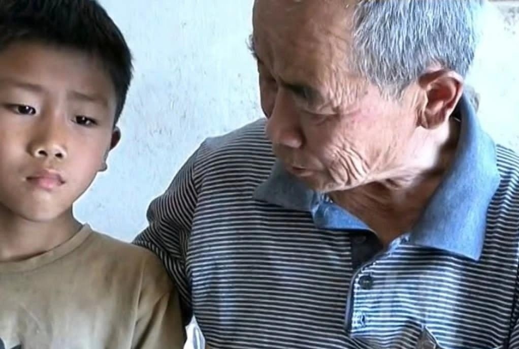 Cau be tieu hoc Trung Quoc khien hang chuc trieu nguoi xuc dong hinh anh