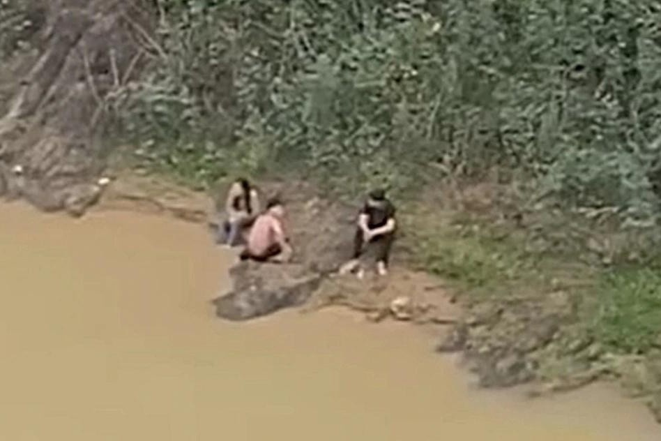 Hai nam sinh lieu minh lao xuong song cuu ban nu nhay cau hinh anh