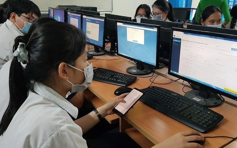 Thi tot nghiep tren may, lo trinh da co, nhung ha tang co theo kip? hinh anh