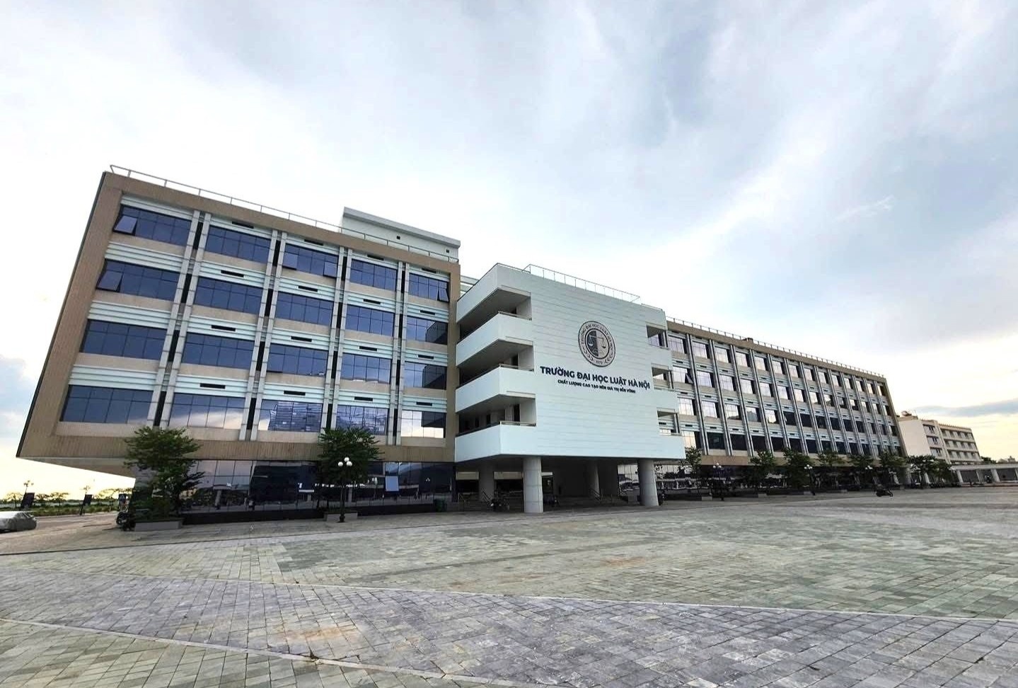 Tin vui cho thi sinh trung tuyen DH Luat Ha Noi hinh anh