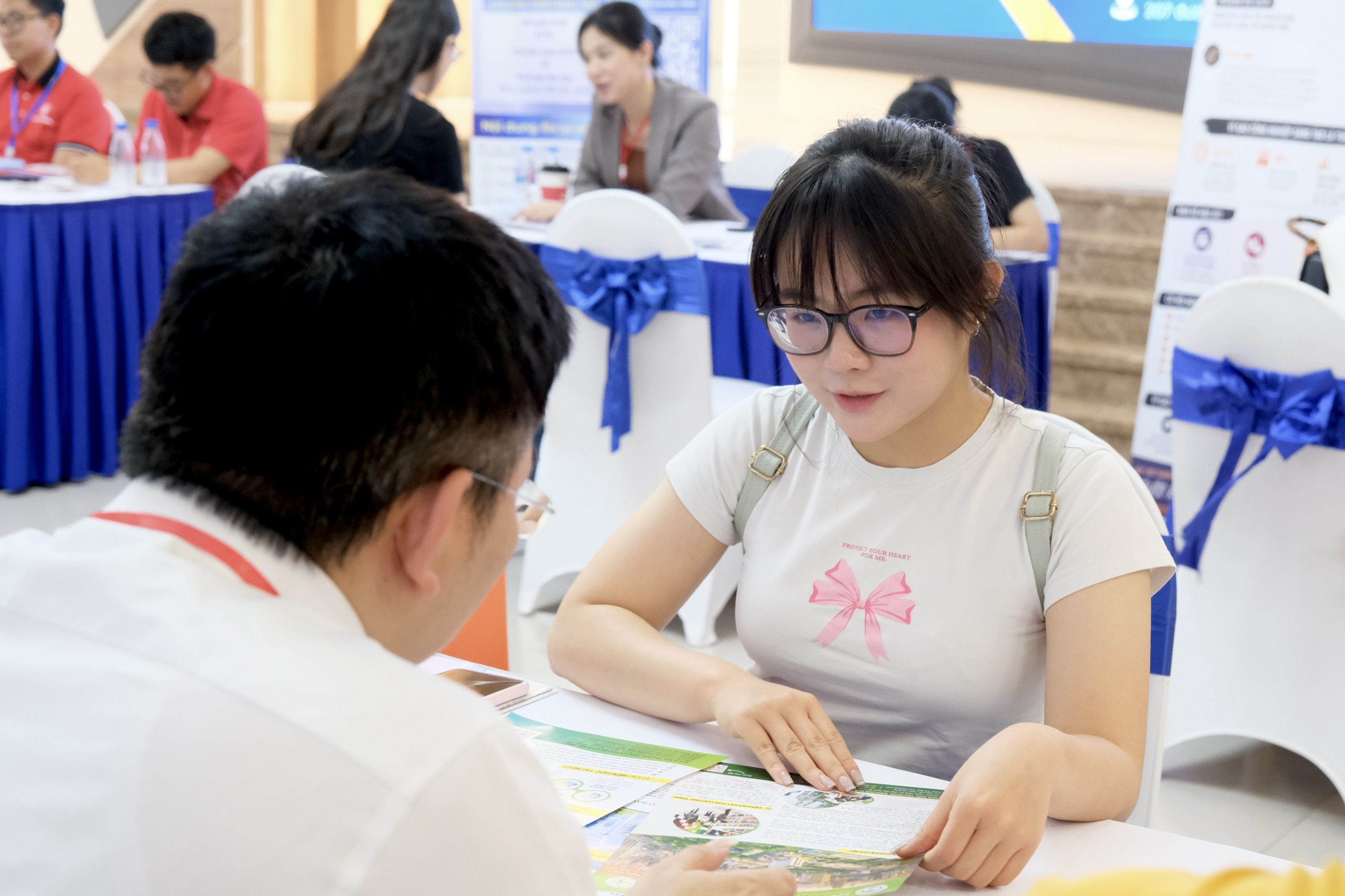 Hoc Kinh te nhung ra truong de lam trong benh vien hinh anh
