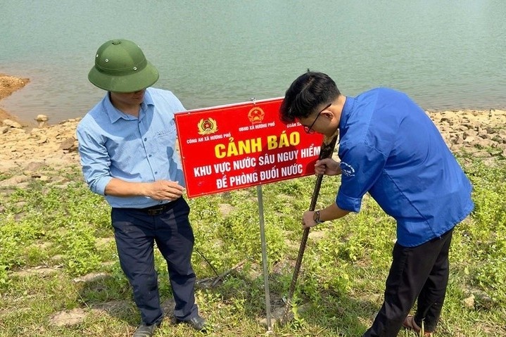 Hai nam sinh lop 10 tu vong khi di cau ca hinh anh