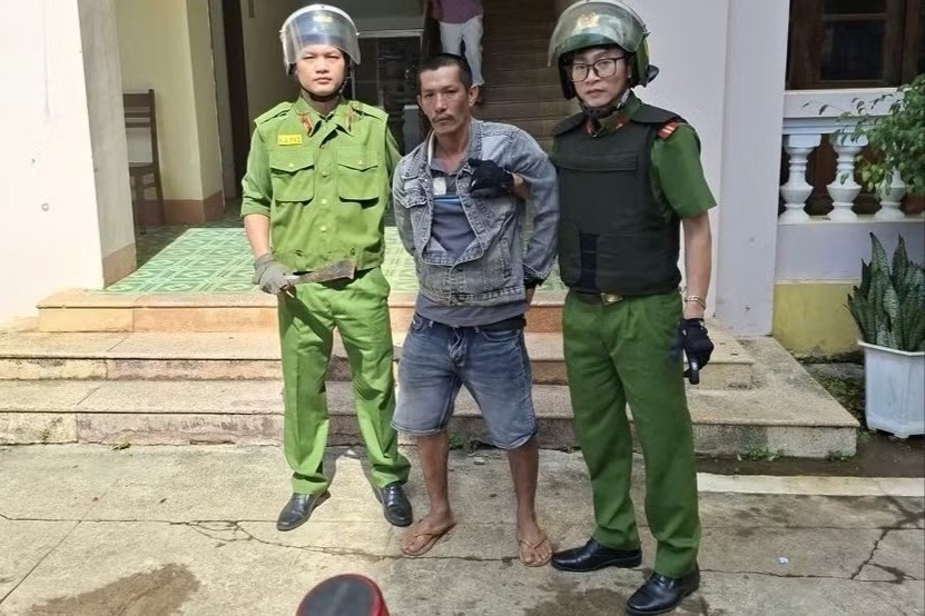 Nghi giao vien 'dim' con, phu huynh cam dao vao truong nao loan hinh anh