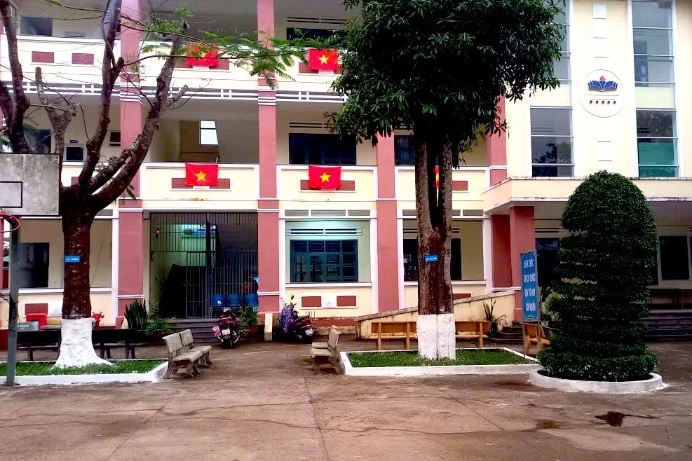 Cong an dieu tra vu giau riu trong balo mang len lop danh ban hoc hinh anh