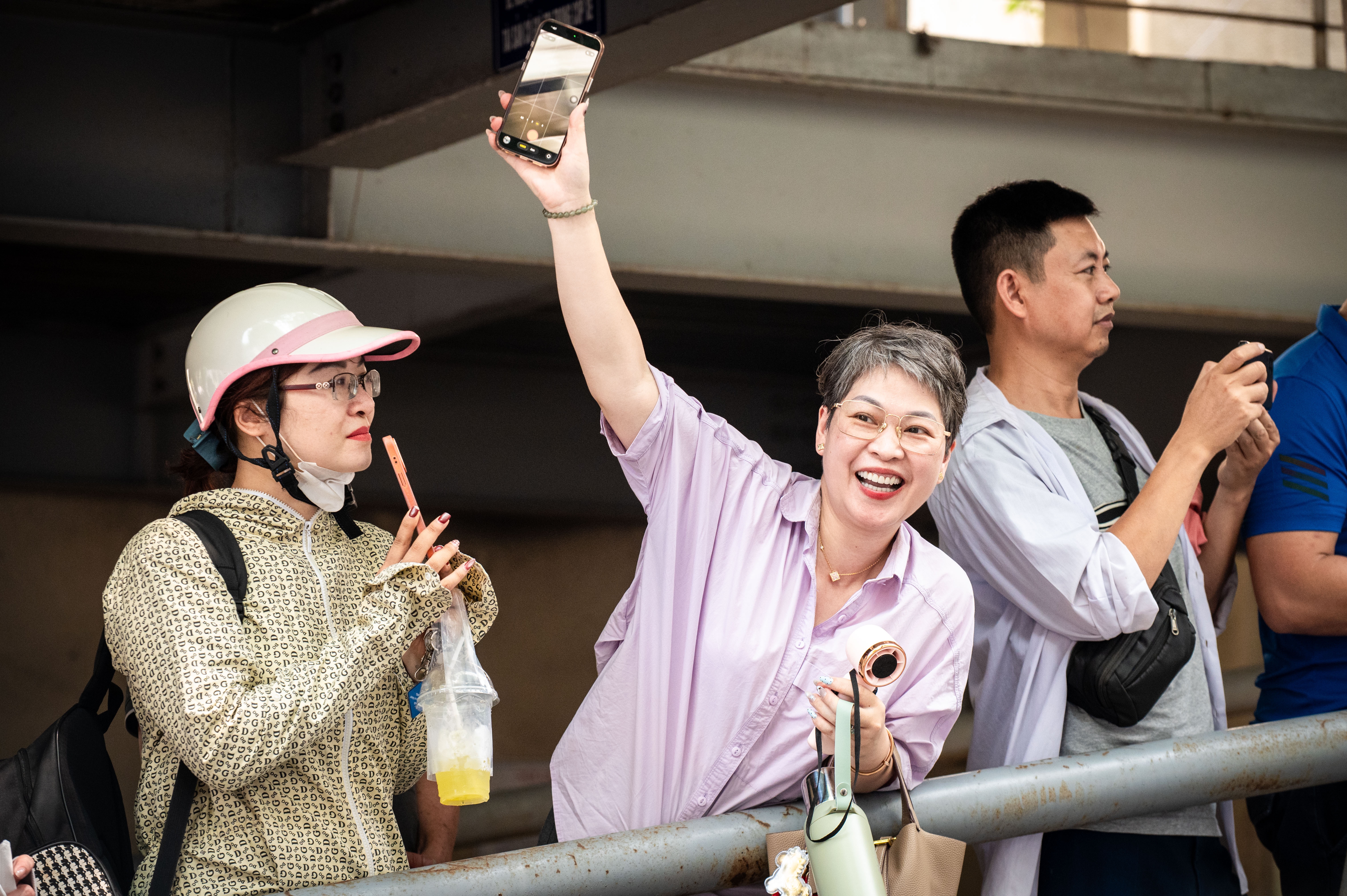 Phu huynh toat mo hoi, chen chan don con thi chuyen Su pham hinh anh