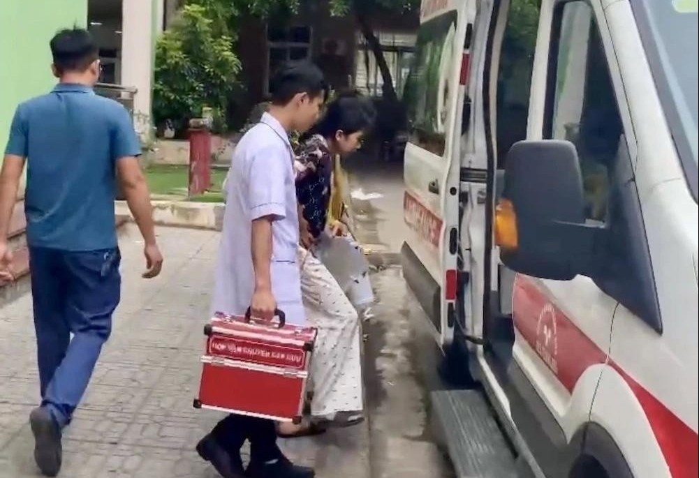 Thi sinh di thi lop 10 bang xe cuu thuong hinh anh